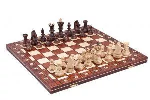 Un beau jeu d'échecs traditionnel en bois massif à petit prix pas cher